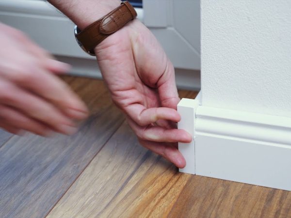 białe listwy do paneli